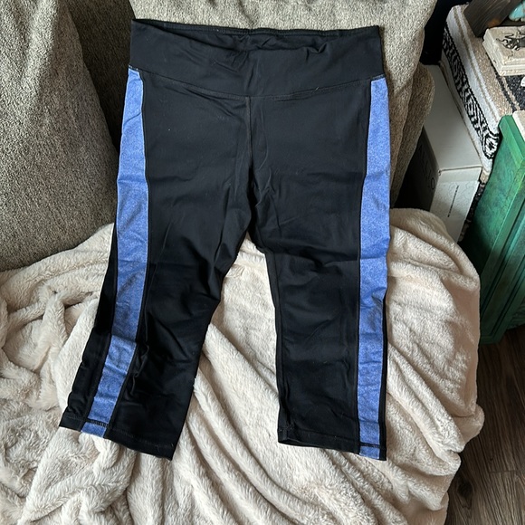 Two Pair Leggings and Capri leggings - Picture 6 of 7
